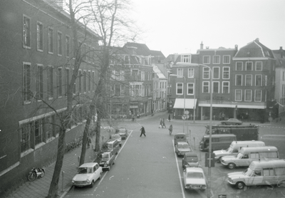831394 Gezicht op het plein aan de Korte Minrebroederstraat te Utrecht met links de aan de Ganzenmarkt gelegen vleugel ...